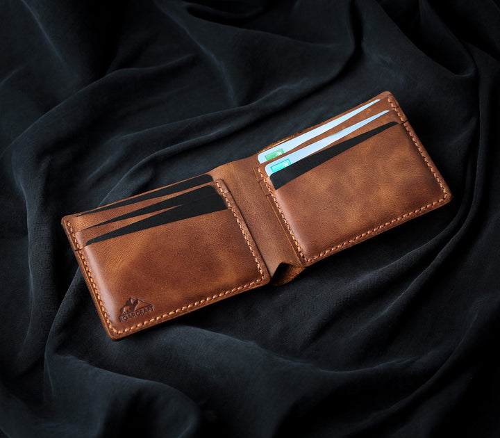 Classic Bifold Leather Wallet - Pergamon